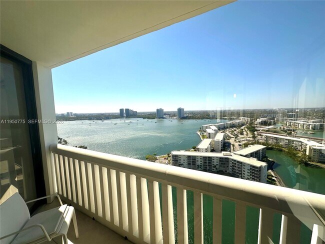 Foto del edificio - 1000 W Island Blvd