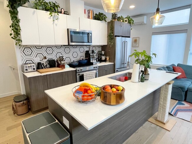 Building Photo - Modern 3 bed Townhome with View of Puget S...
