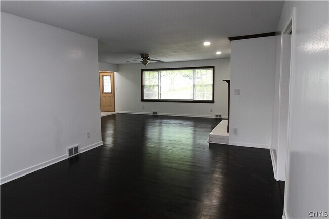 Foto del edificio - 24 Forest Rd