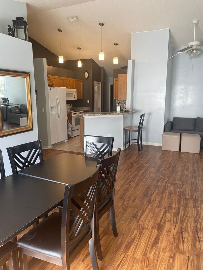 Comedor - 3650 Oakdale Cir