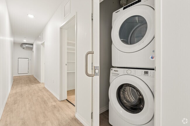 4E 6HAB, 6BA - 1,184 ft² - Lavandería - Vic Village North