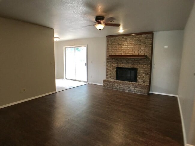 Building Photo - 1013 Mercury Cir