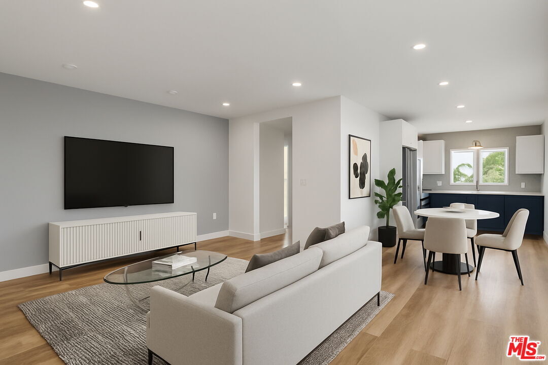 Foto principal - 6350 Willoughby Ave