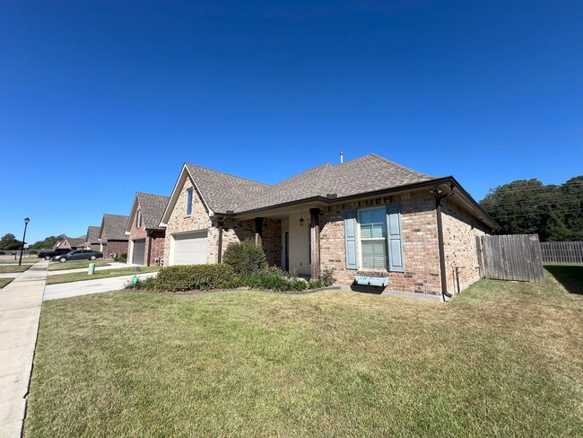 Building Photo - Zachary School District!  4 bedroom, 2 bat...