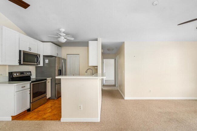 Foto del edificio - 2 Bedroom 2 Bathroom Upstairs Unit with Up...