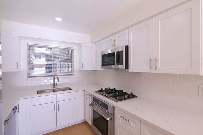 Foto del edificio - 3155 Montrose Ave