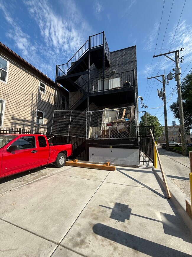 Foto del edificio - 713 W 19th Pl