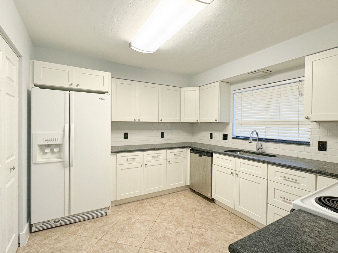 Primary Photo - ***NORTH NAPLES***ACROSS FROM MERCATO***CL...