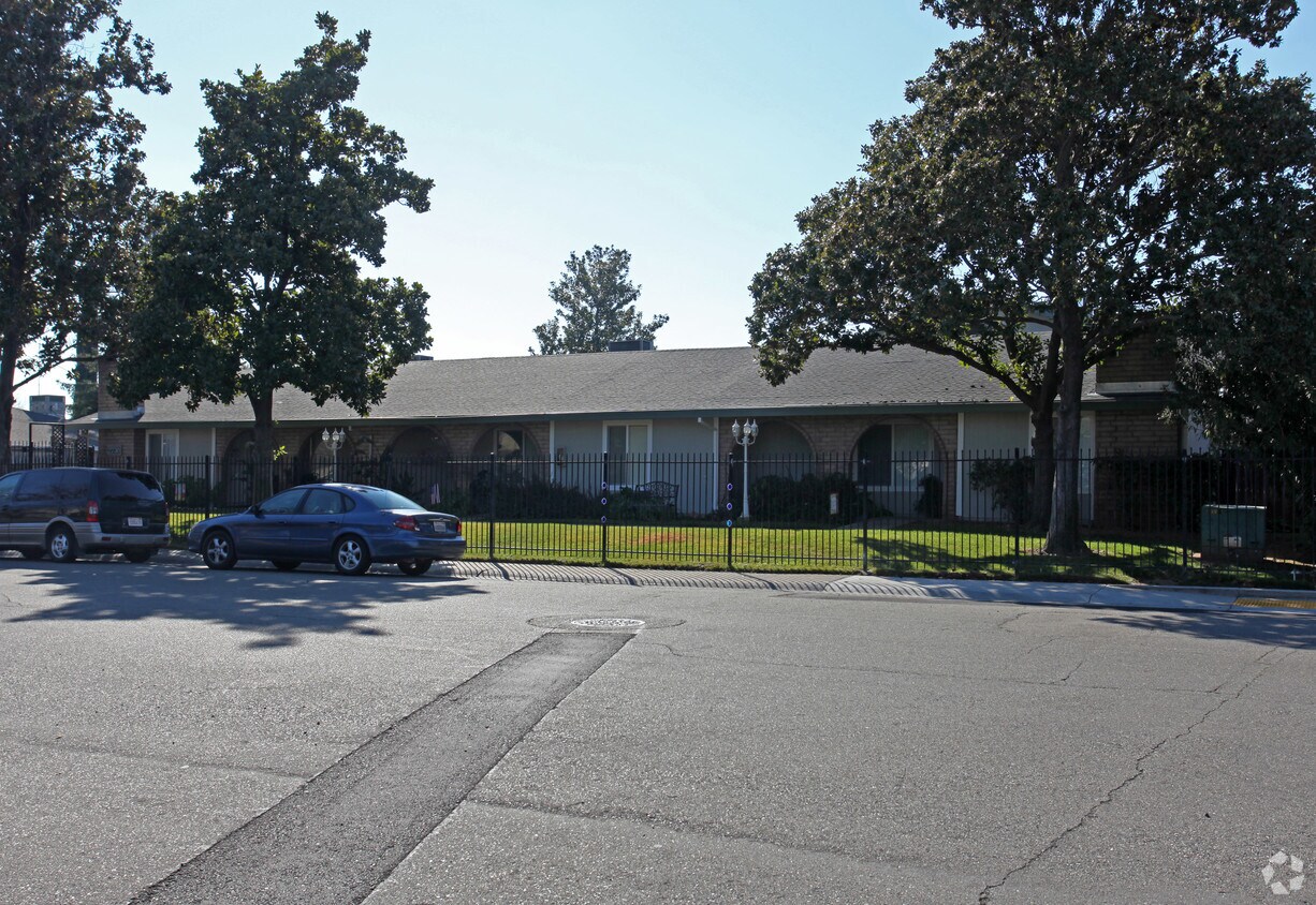 Walnut Arms Apartaments - Walnut Arms Apartments