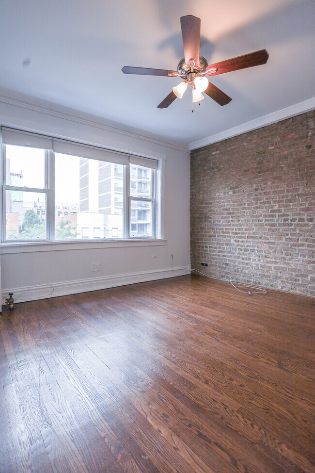 Foto del edificio - 2465 N Clark St