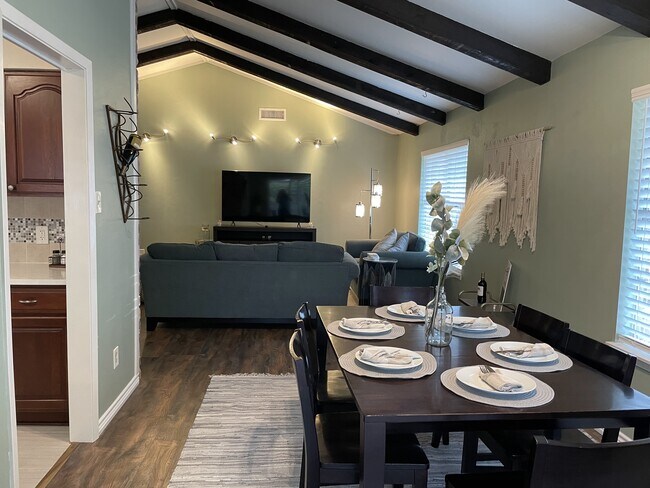 Comedor y sala de estar - 11500 February Drive