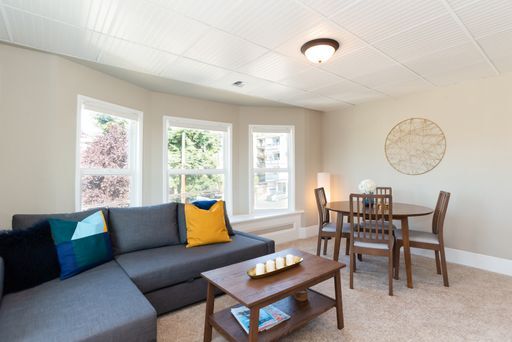 Building Photo - Bright 2 bedroom 1 bathroom Queen Anne Apartment with skyline views