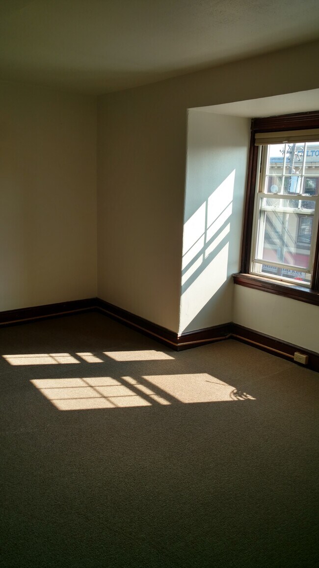 Building Photo - 604 N Plum St