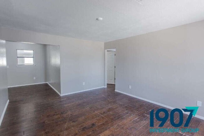 Building Photo - Spacious 5-Bedroom Home in Moore with Rece...