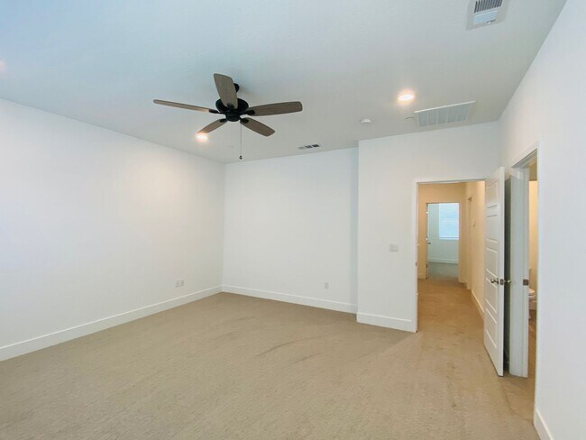 Building Photo - $2,250 + $100 Solar, Copper Ave. & Willow,...