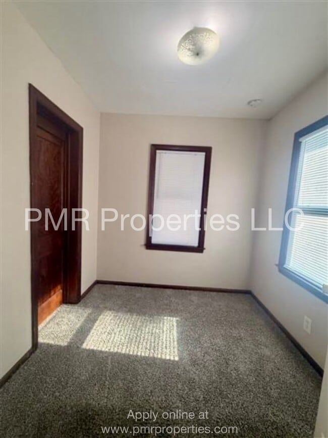 Building Photo - 3 Bedrooms/ 1 Bathroom House