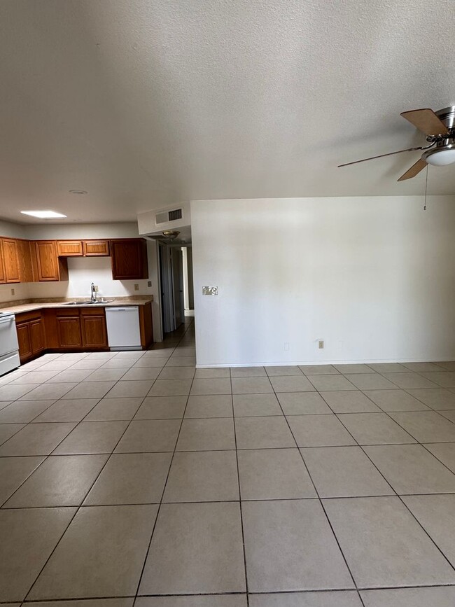 Building Photo - Great 2 bedroom 2 bath townhouse in beauti...