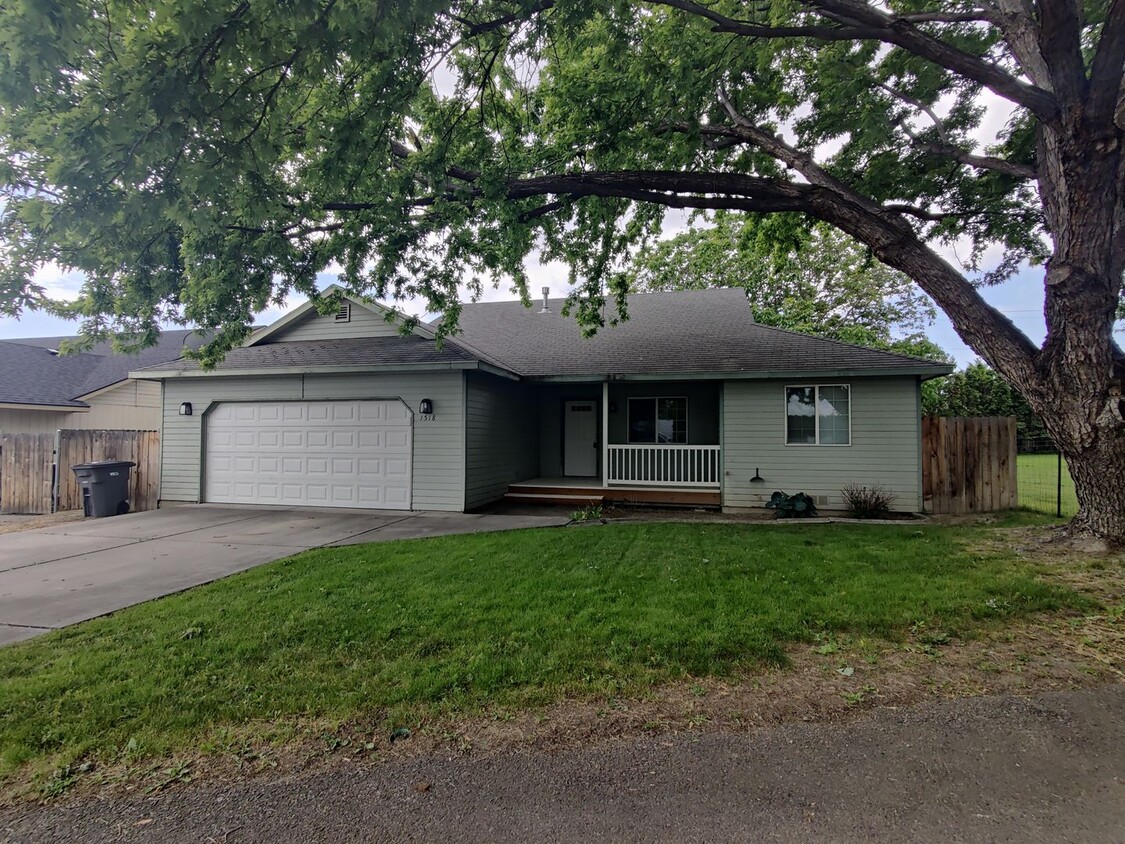 Primary Photo - Great South Kennewick location close to fr...