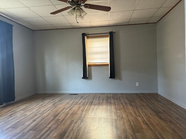 Building Photo - 3 Bedroom Home Uhrichsville, Ohio