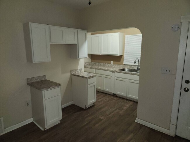 Foto del edificio - Charming 5-Bedroom Property in Prime Location (Section 8 vouchers Accepted)