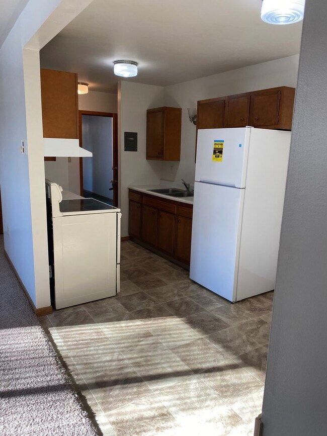 Foto del edificio - 2 Bed/1 Bath Apartment available!  Heat and Water Included!