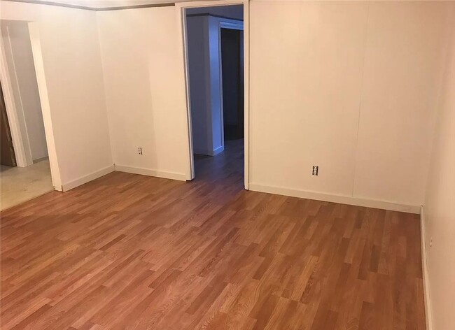 Building Photo - Garden level one bedroom just blocks from ...