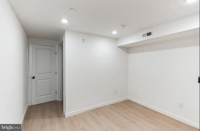 Building Photo - 812 N Holly St