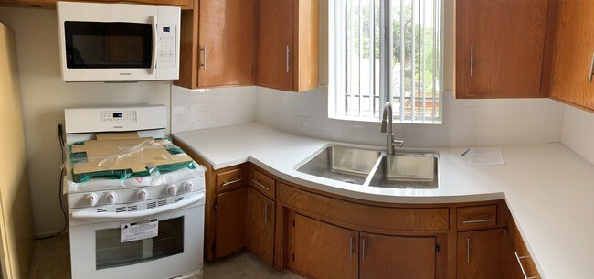 brand new samsung oven/stove and microwave - 1147 N Vista St