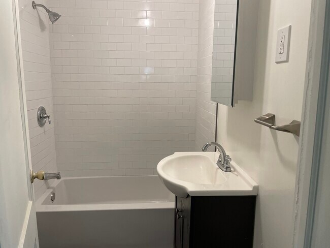 Foto del edificio - 105 Flatbush Camp Rd