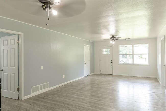 Foto del edificio - 124 W Brule St