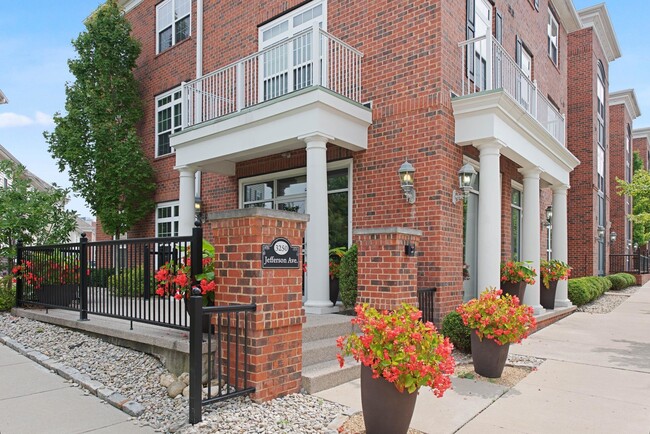 2-University Edge Cincinnati-Leasing la oficina - University Edge - Cincinnati Student Living