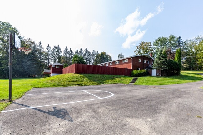 Building Photo - 52 Ostrum Rd