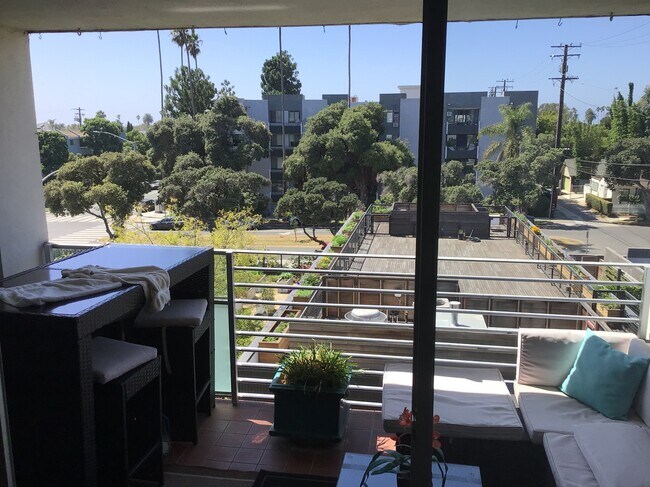 Foto del edificio - 415 Montana Ave