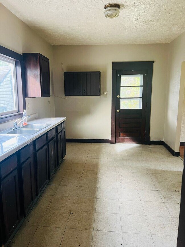 Foto del edificio - 3 br, 1 bath House - 636 S. Ray St.
