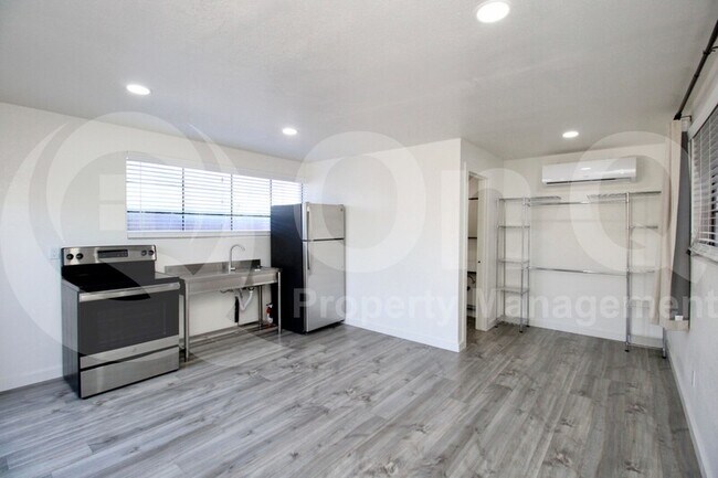 Building Photo - 2139 W Clarendon Ave