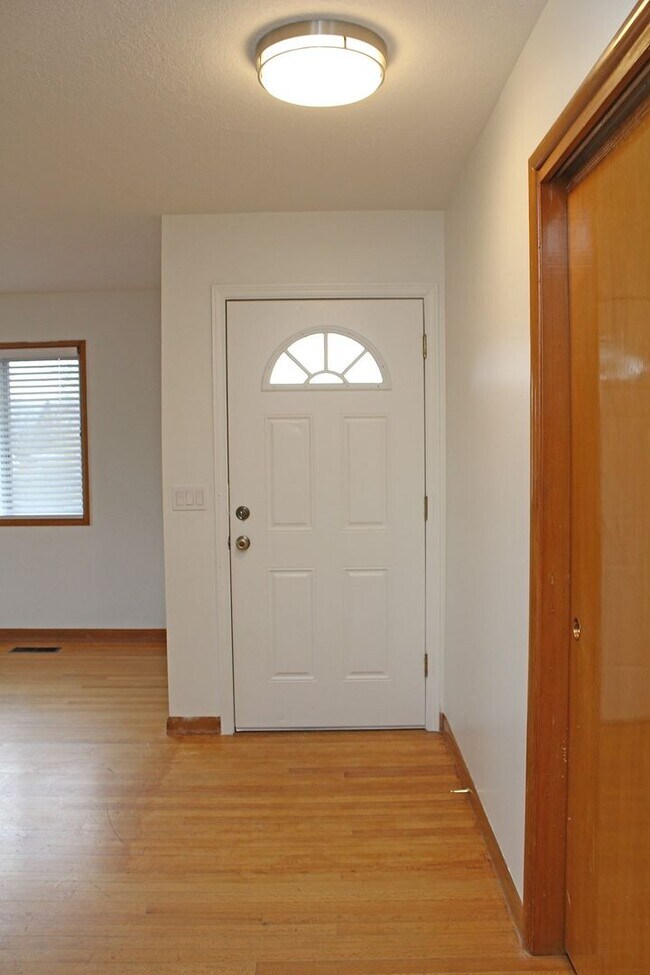 Building Photo - Fab 3+ Bed 2 Bath Mid-Century Home in Hopp...