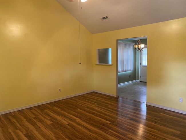 Building Photo - 802 Hidden Hollow Cir