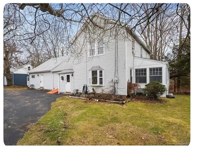 Foto del edificio - 252 Oronoque Rd