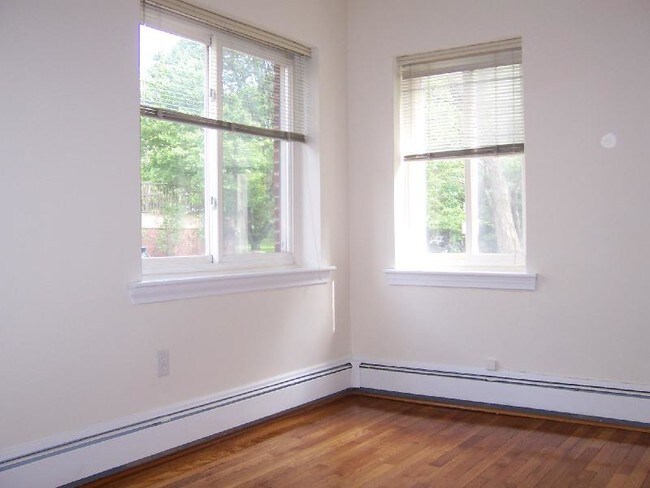 Building Photo - 2016 Commonwealth Ave