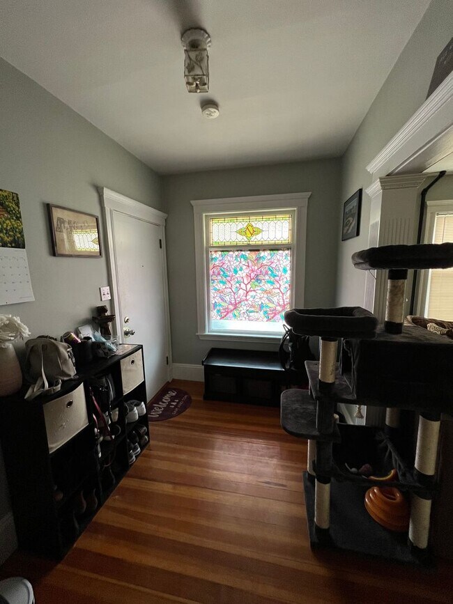Building Photo - No Brokers Fee Oak Sq Area of Brighton, Parking is Included, Eat-in Kitchen
