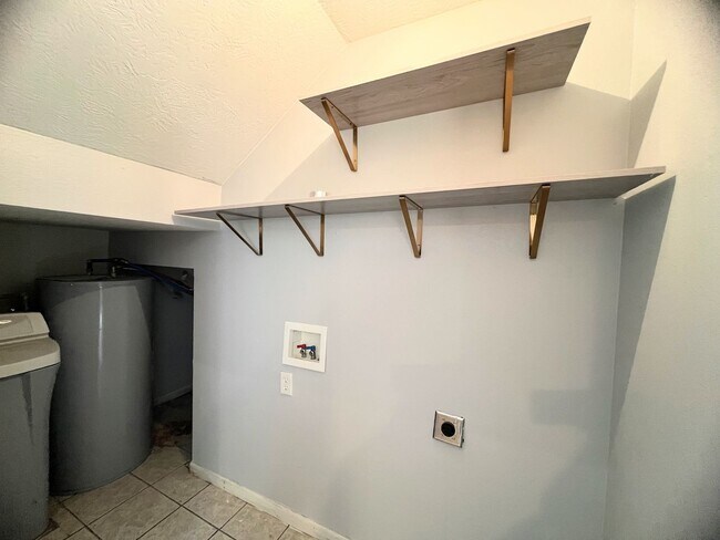 Building Photo - Fenced home close to FLW!