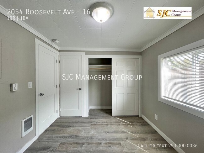 Building Photo - 2054 Roosevelt Ave