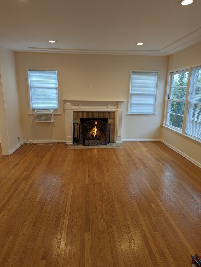Large LR with wood burning fireplace - 10470 Eastborne Ave