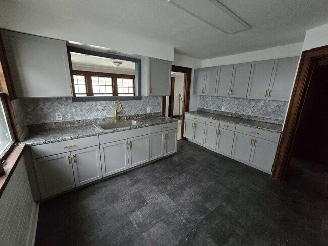 Building Photo - 2483 La Salle Ave