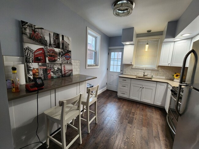 Building Photo - Beautiful bright modern 3 bed 1.5 bath hom...