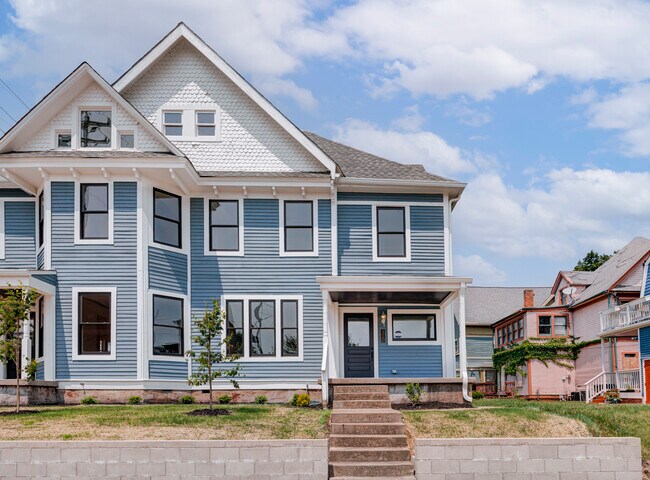 Building Photo - 320 E 19th St