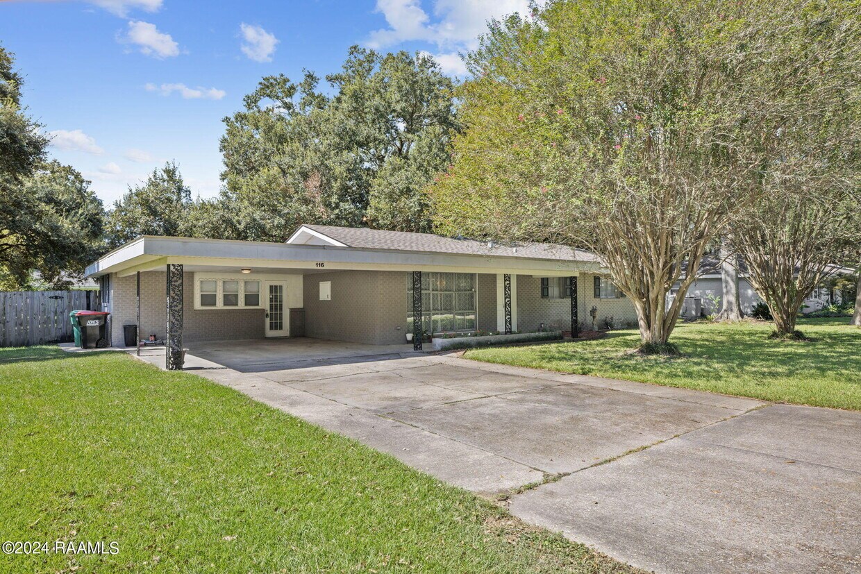 Primary Photo - 116 Live Oak Dr