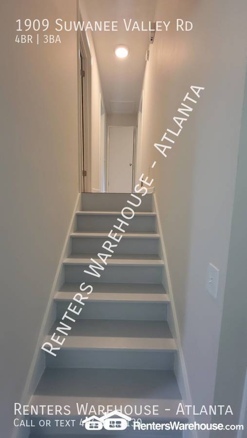 Building Photo - Renovated Split Level 4 Bedroom home in La...