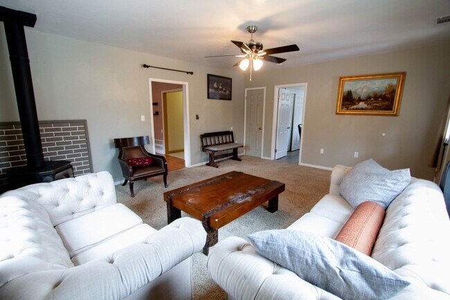 Foto del edificio - 1679 Fowler Ave