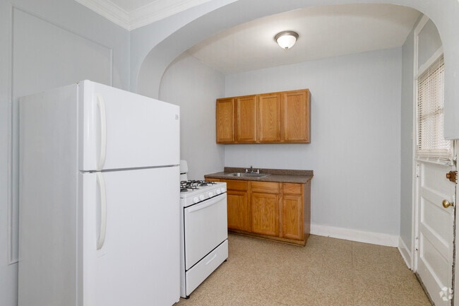 1BR, 1BA - 800SF Kitchen - 8052 S Laflin St